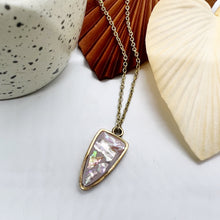 Load image into Gallery viewer, Willie necklace in lavender shell